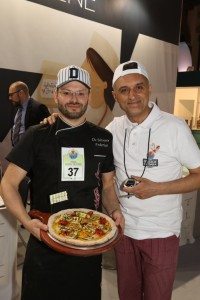 Il campione del mondo della pizza glutenfree Federico De Silvestri con il giurato Marco Amoriello, maestro pizzaiolo ed ex campione mondiale pizza glutenfree